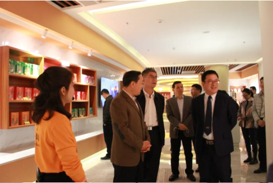 全國政協(xié)委員、南方國際友好聯(lián)絡(luò)會會長黃先耀一行蒞臨衍生健康醫(yī)藥產(chǎn)業(yè)園參