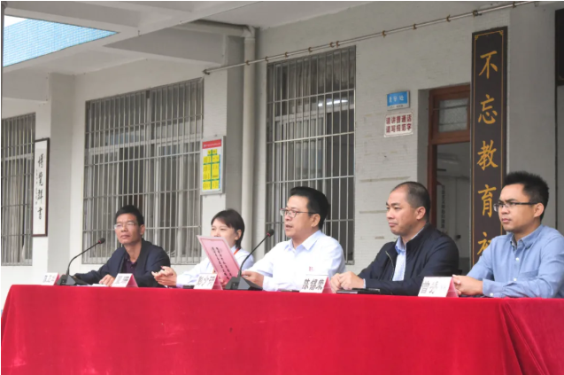 情系師生健康，愛心守護(hù)未來丨衍生健康醫(yī)藥向高村中學(xué)捐贈(zèng)價(jià)值28萬元的“元旦禮品”