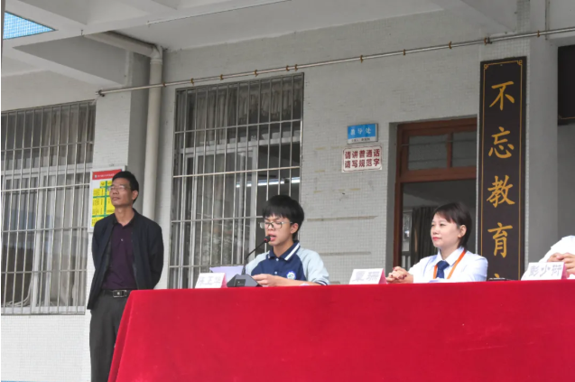 情系師生健康，愛心守護(hù)未來丨衍生健康醫(yī)藥向高村中學(xué)捐贈(zèng)價(jià)值28萬元的“元旦禮品”