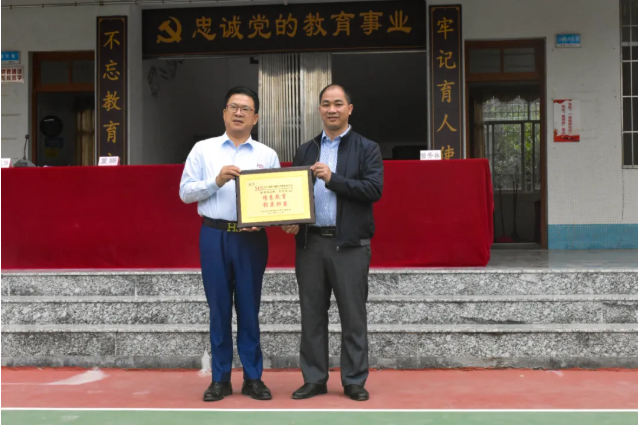 情系師生健康，愛心守護(hù)未來丨衍生健康醫(yī)藥向高村中學(xué)捐贈(zèng)價(jià)值28萬元的“元旦禮品”